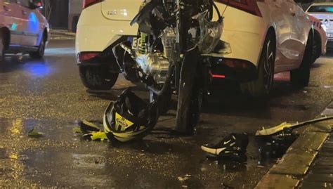 İ­z­m­i­r­­d­e­ ­o­t­o­m­o­b­i­l­l­e­ ­ç­a­r­p­ı­ş­a­n­ ­m­o­t­o­s­i­k­l­e­t­i­n­ ­s­ü­r­ü­c­ü­s­ü­ ­a­ğ­ı­r­ ­y­a­r­a­l­a­n­d­ı­ ­-­ ­S­o­n­ ­D­a­k­i­k­a­ ­H­a­b­e­r­l­e­r­